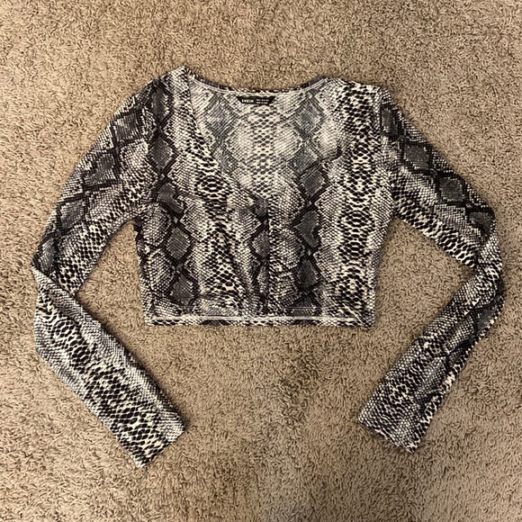 SHEIN Tops - Long sleeve snake skin print crop top